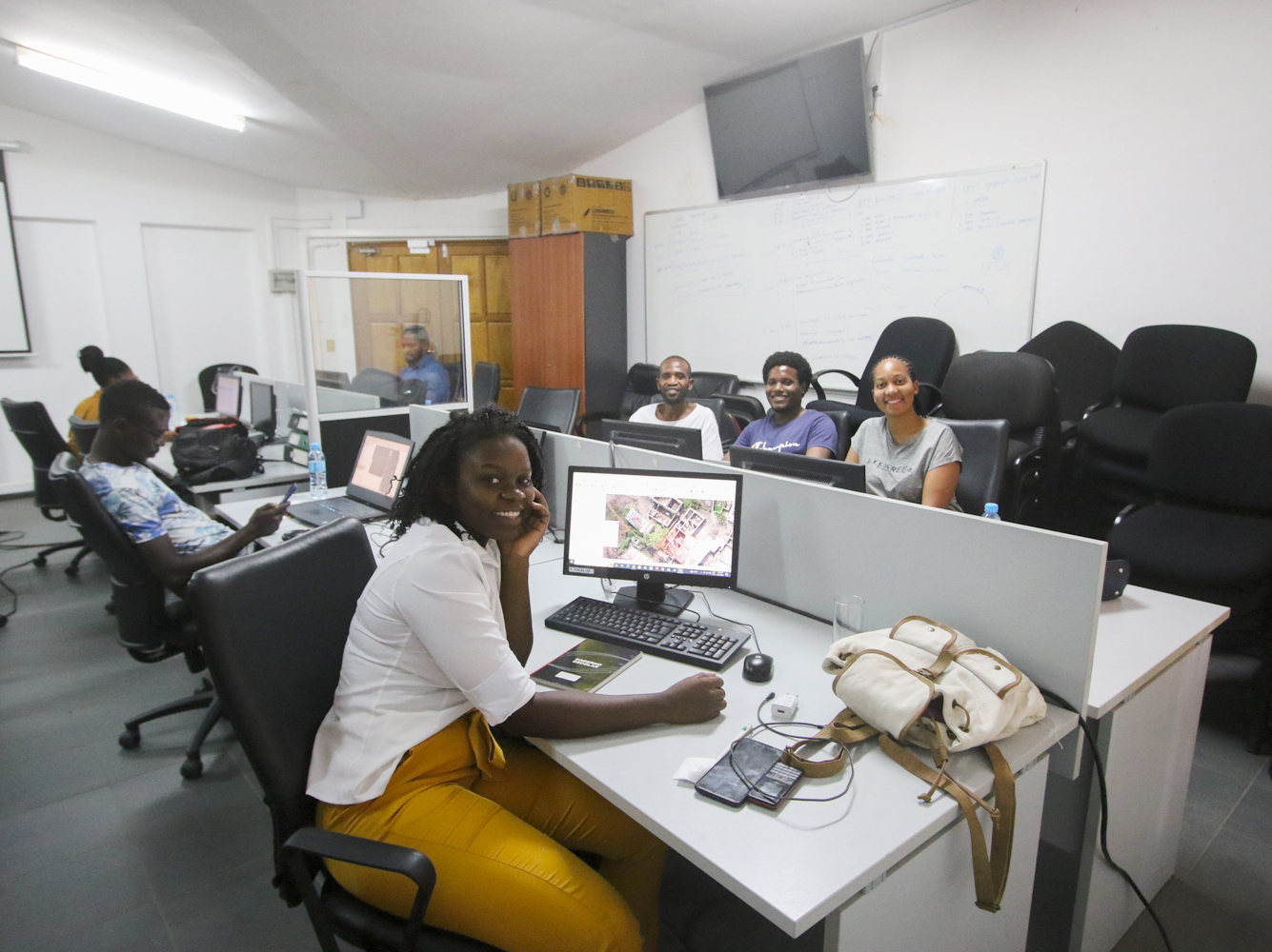 Die Studierenden sitzen an Computern während der Gruppenarbeit im Workshop-Raum.