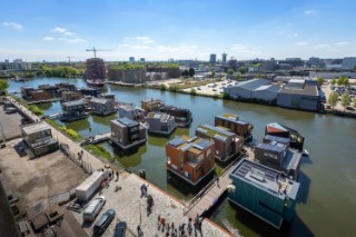 Die niederländische Energiegemeinschaft »Schoonschip« mit 30 schwimmenden Häusern nördlich von Amsterdam, die durch ein intelligentes Managementsystem des Fraunhofer ITWM in die Energiemärkte integriert wird. Innovative Technologien optimieren Stromverbrauch und die Produktion der PV-Anlagen, Batteriespeicher und Wärmepumpen, wodurch die Gemeinschaft als flexibles virtuelles Kraftwerk fungiert. 