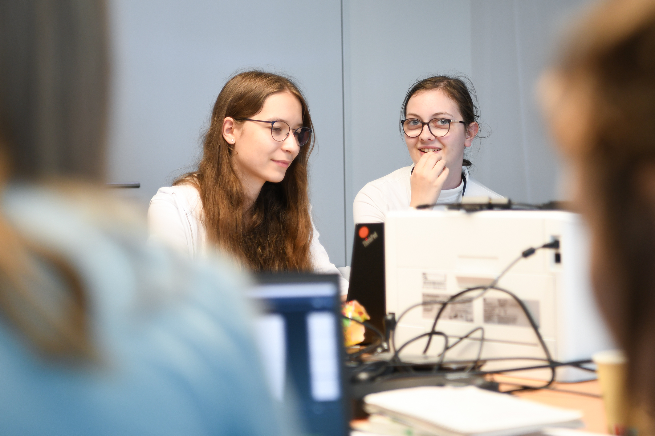 The »Mathematical modeling of scratches« team is hard at work. The picture shows Miriam and Franziska.
