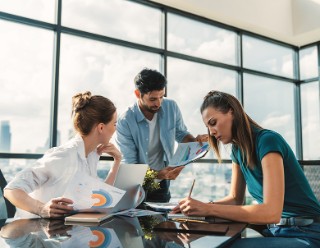 Finanzstatistiken werden von einem Team bei einem Businessmeeting besprochen